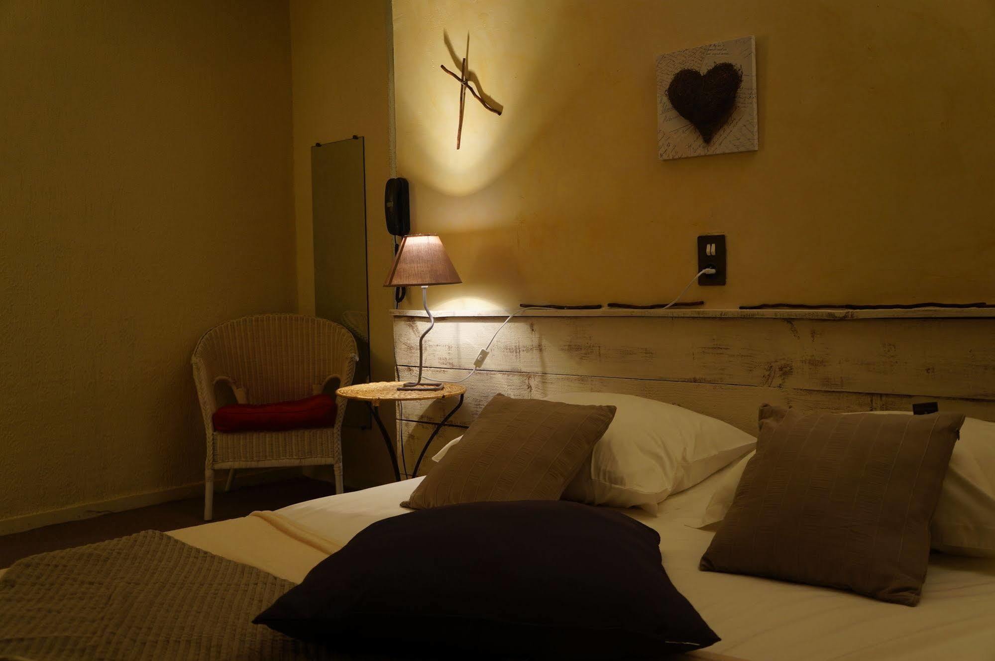 Hotel Le Devem De Mirapier Cornillon-Confoux Esterno foto